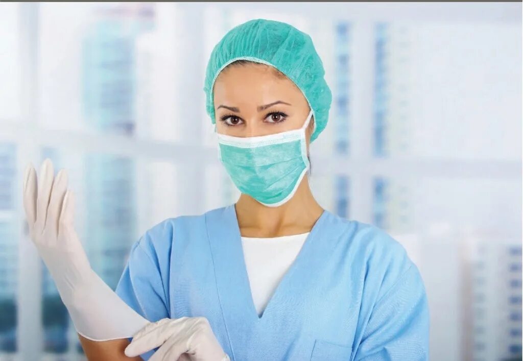 средства медсестры. перевязочная медицинская сестра. средства медсестры. женщины в хирургических перчатках. средства индивидуальной защиты медработников.