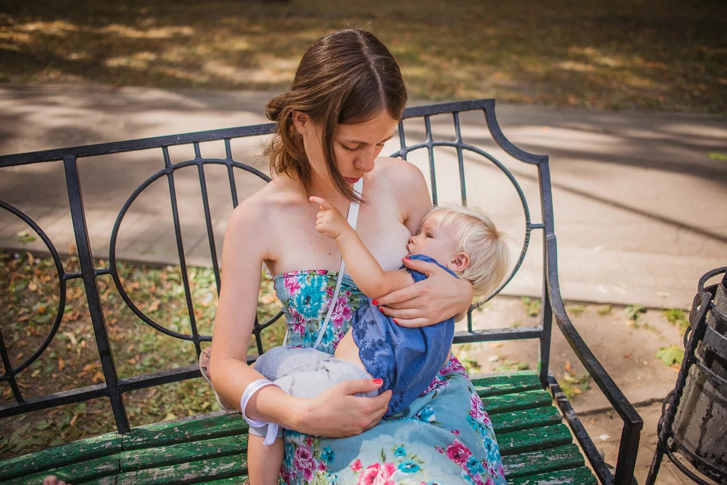 кормление грудью. грудное вскармливание 18. молодые мамы с грудными детьми. несовершеннолетние мамы. привлекательные молодые мамы.