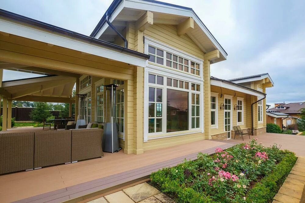 Термодерево для фасада лиственница. Фасады домов с террасой. Крыльцо веранда загородного дома стиль кантри. Фасады террас. Фасады террас.