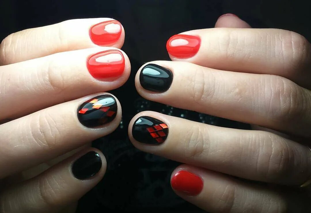 Ногти красные с черным. Маникюр на короткие ногти красный с черным. Ногти короткие красно черные. Маникюр черно красный. Маникюр черно красный.