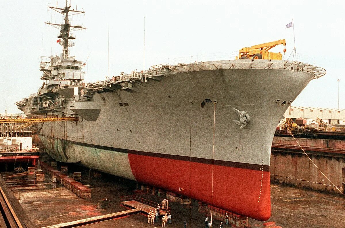 Почему не было кораблей. USS Tripoli LPH-10. Ватерлиния. Ватерлиния судна. Ватер Лилия.