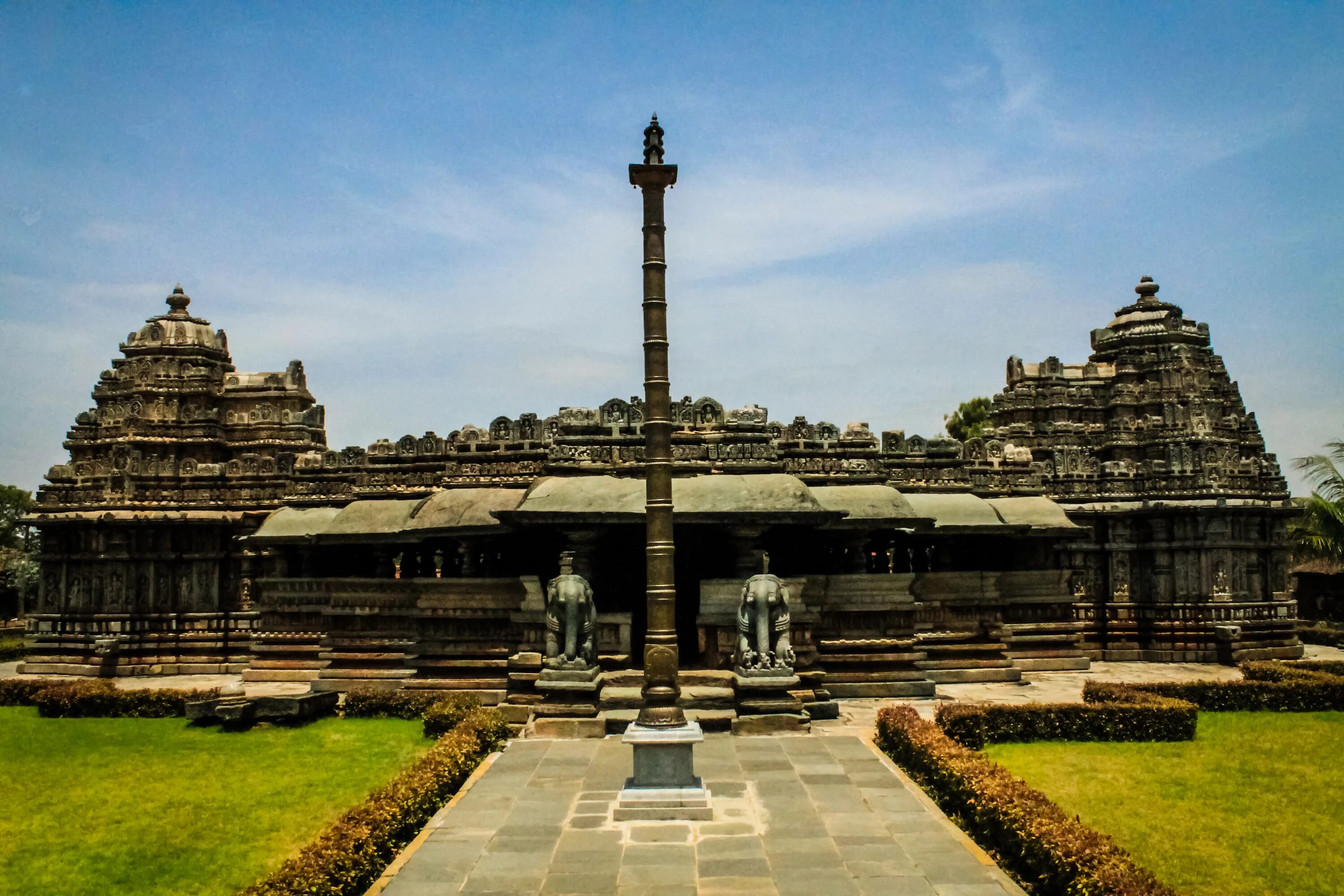 Great temple. Карнатака храм. Архитектура империи Хойсала. Храм Хойсалешвара. Храмовый комплекс Белура, Карнатака, Индия.