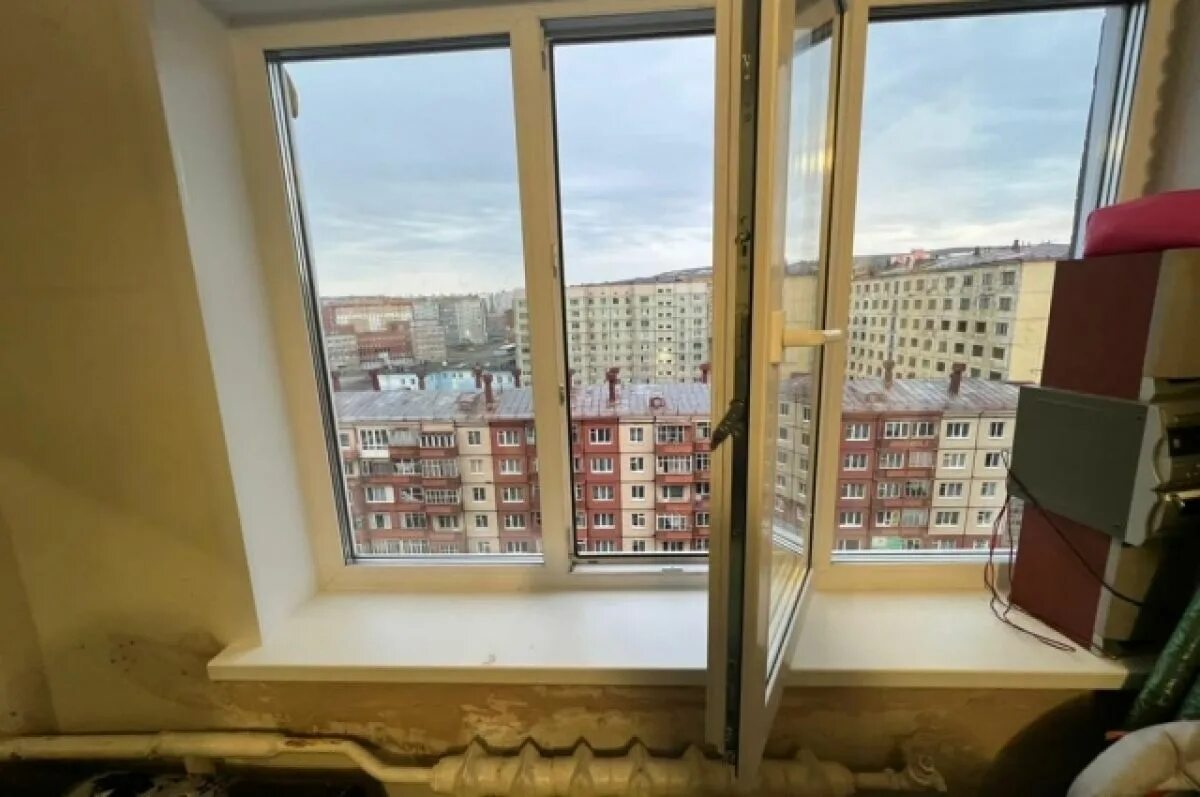 Эркер окна норильска. Дырки между домами норильск. Норильск реклама. Фирма пластиковые окна норильск. Окно норильск.