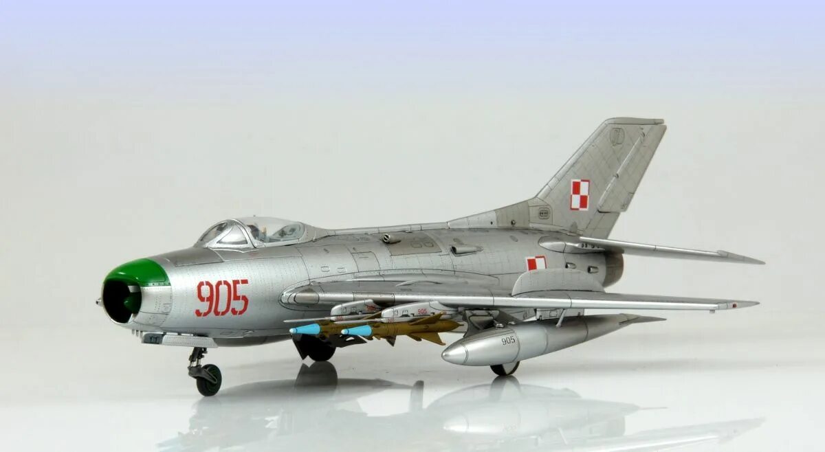 70 1 48. Mig-19. Миг-19 истребитель. Самолет миг -19пм. Миг-19 реактивный самолёт.