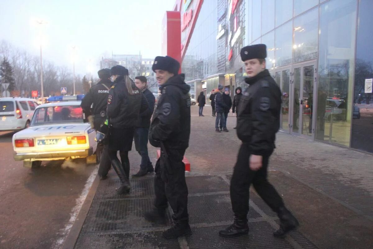 Полиция Саратов Ленинский. Полиция возле ТЦ. Полицейский наряд группировка. Покраснения возле милиции. Полиция саратов ленинский район