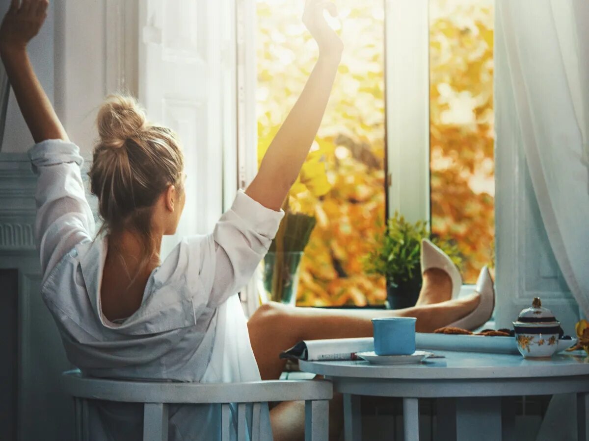 Сегодня красивый утро. Девушка с чашкой у окна. Девушка с чашкой чая у окна. Утро женщины. Женщина утром.