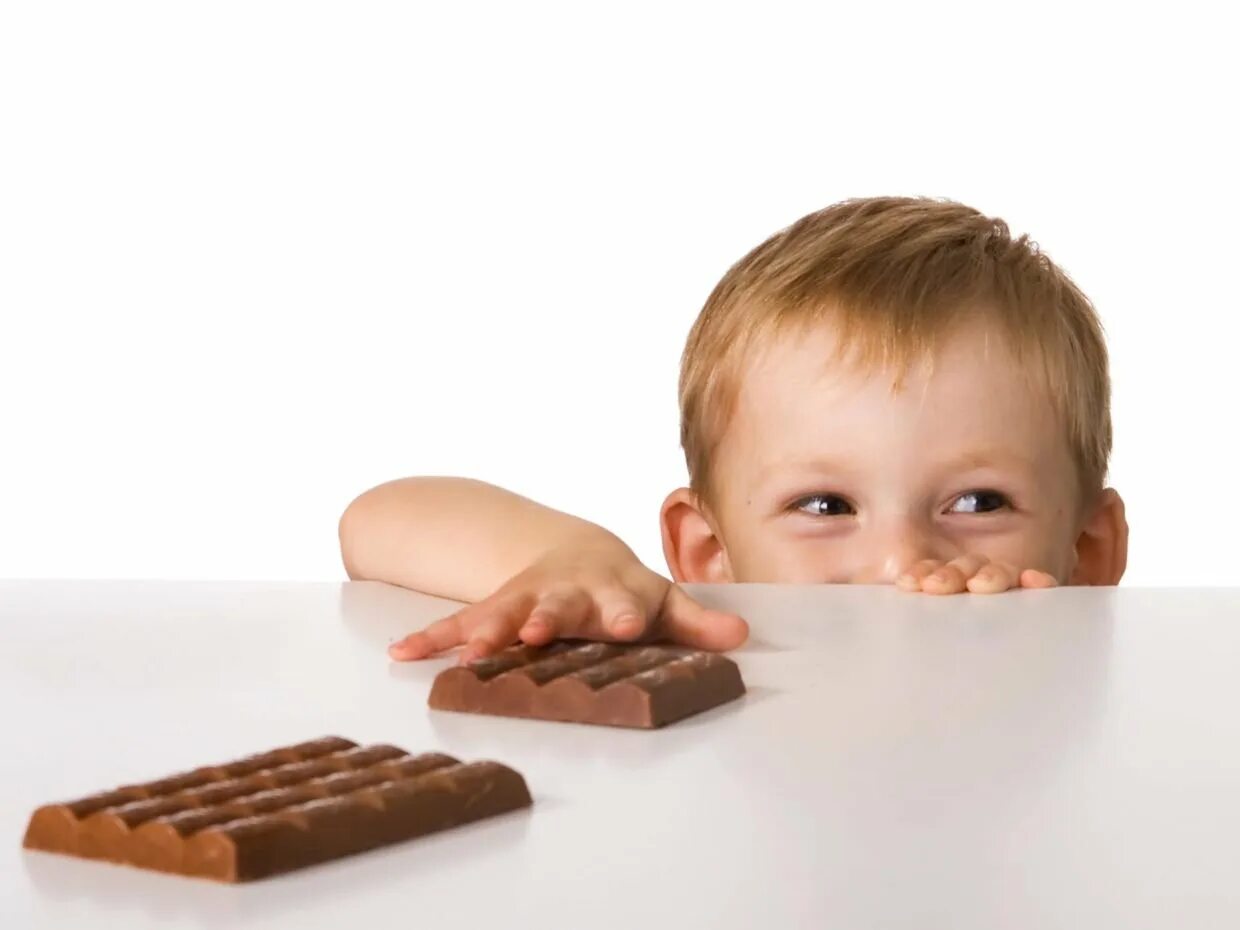 Есть и у. Шоколадные конфеты для детей. Ребенок ест шоколад. Шоколадки для детей.