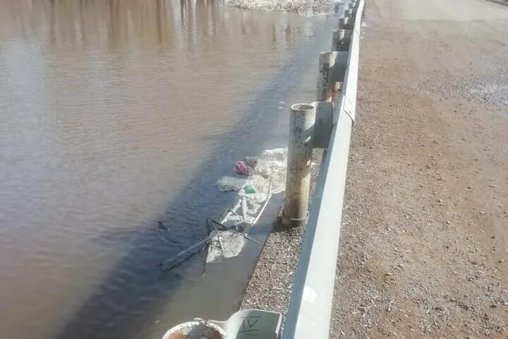 Салмыш река Оренбург. Разлив воды в Оренбурге. Река ИК разлив. Разлив рек в Оренбурге.