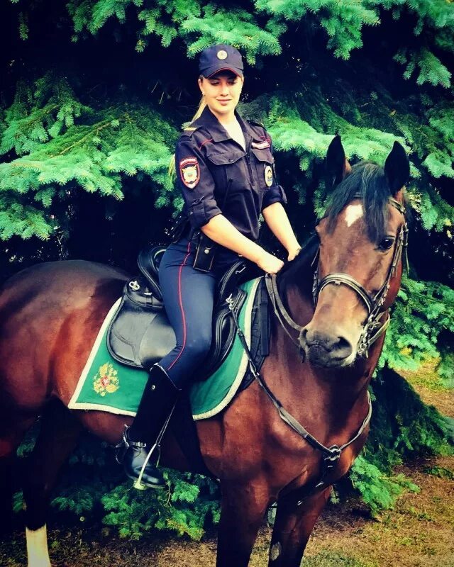 Конная полиция девушки. Полицейская лошадь.