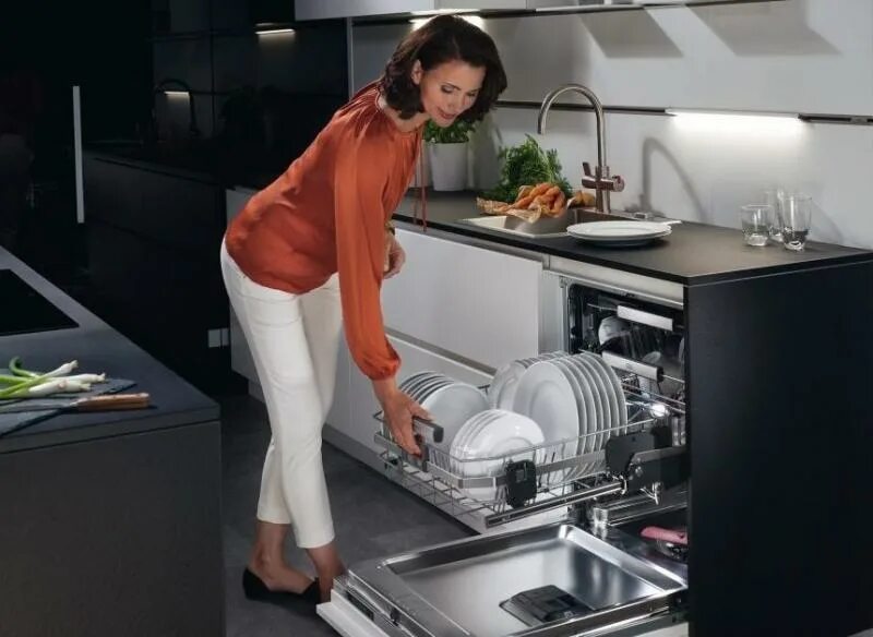 Холодильник вытяжка. Встраиваемая техника для кухни АЕГ. Посудомойка Электролюкс 45 мойка посудомойка. Посудомойка в интерьере кухни. Посудомоечная машина в интерьере.