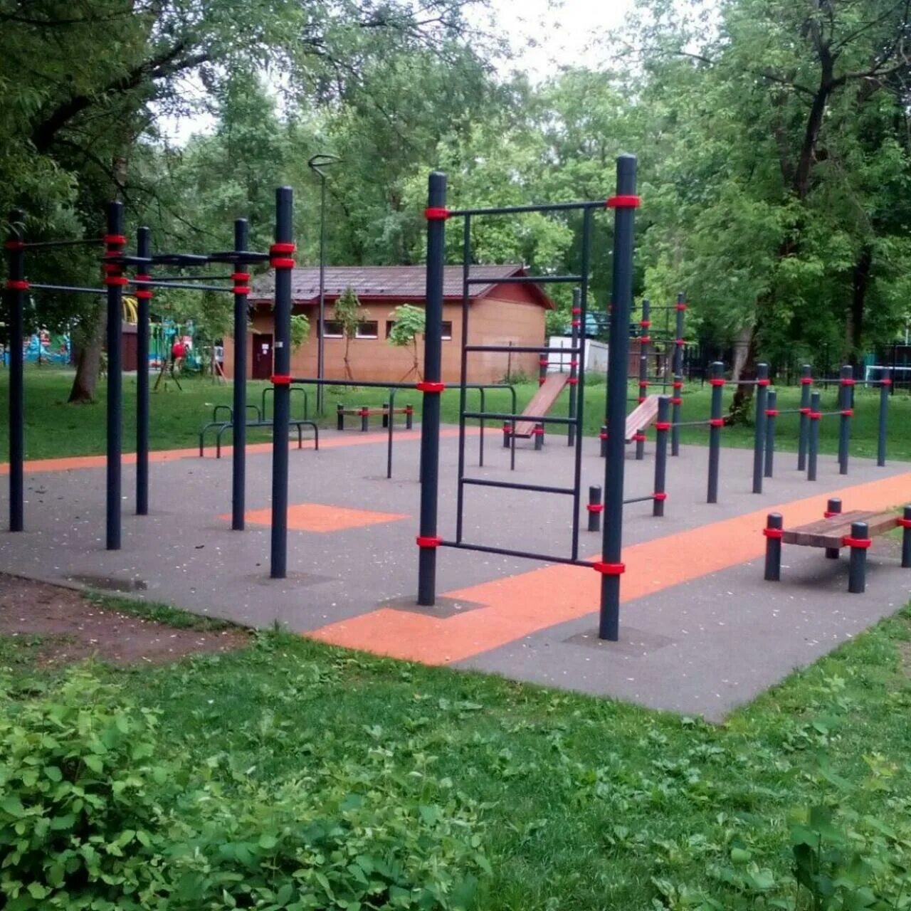 Парк фили москва детская площадка. Лианозовский парк спортплощадка. Капотня парк детские площадки. Парковая площадка. Гончаровский парк площадка.