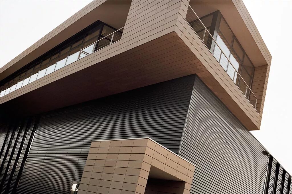 Керамическая терракотовая плитка terreal. Вертикальное озеленение фасадов зданий. Фасад здания из керамогранита. Вентфасад керамогранит 1200 600. Современные фасады.