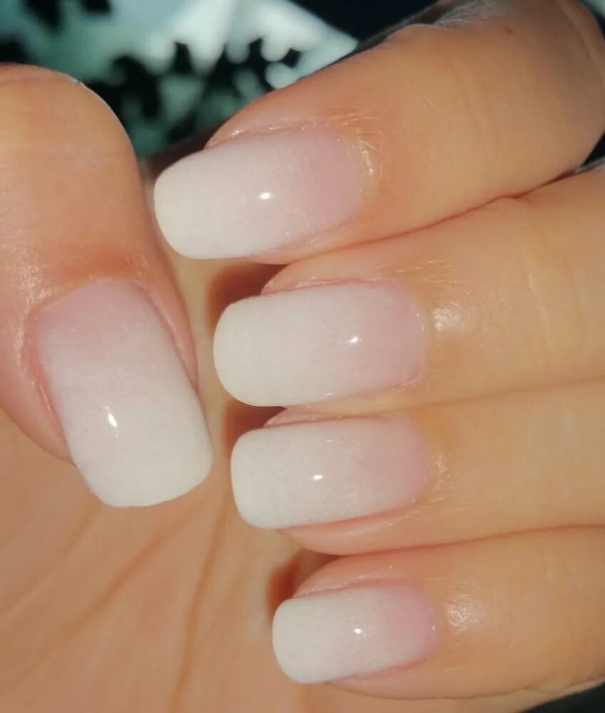 бело телесный. нюдовый беби бумер. маникюр телесного цвета. телесный маникюр. френч градиент нюд.
