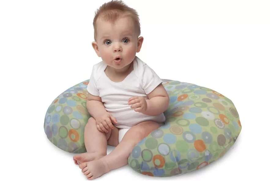 Скольки месяцев можно присаживать мальчиков. Малыш сидит. Сажать в подушки ребенка. Научить ребенка сидеть. В подушках ребенок подсаживать.