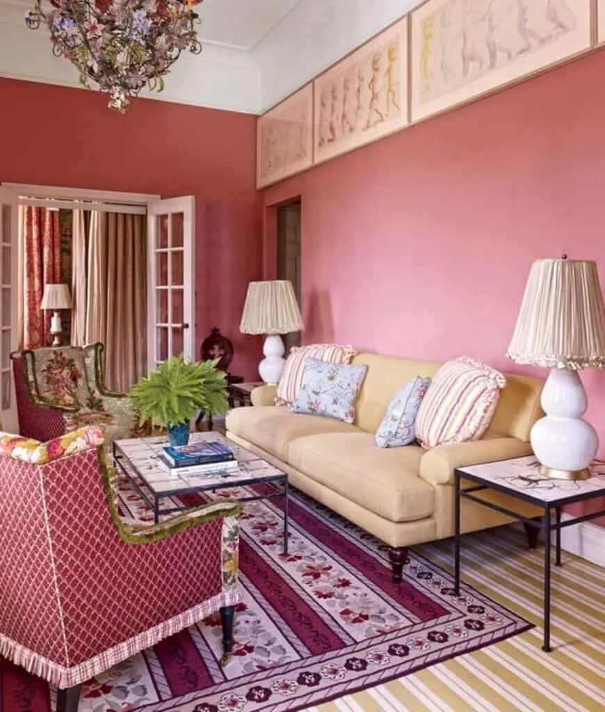 С каким цветом сочетается розовый в интерьере. Сочетание розового в интерьере. Розовая гостиная. Интерьер гостиной в розовых тонах. Розовый цвет в интерьере гостиной.