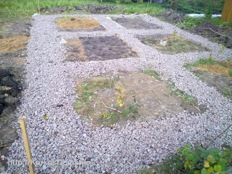 Песчано-гравийная подушка под фундамент. Гравийный фундамент. Подушка из щебня. Песчаная подушка щебень и блоки 20х40. Подушка из щебня.
