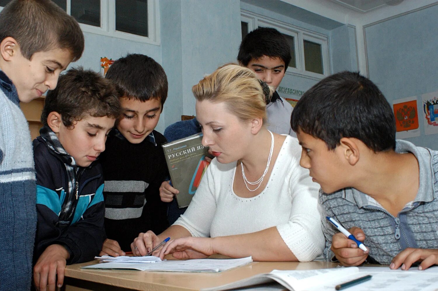 Дети мигранты в школе. Нерусские дети в школе. Дети мигрантов в российских школах. Дети мигрантов в русской школе.