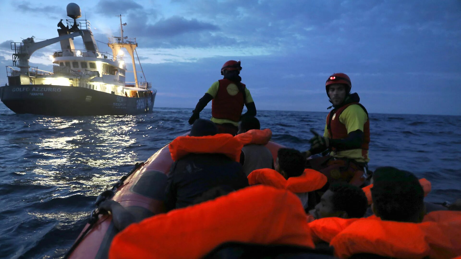 Искусственная вентиляция легких изо рта в рот. Спасатель в нос. Спасатель в нос. Методика искусственного дыхания рот в нос. Греческий спасатель.