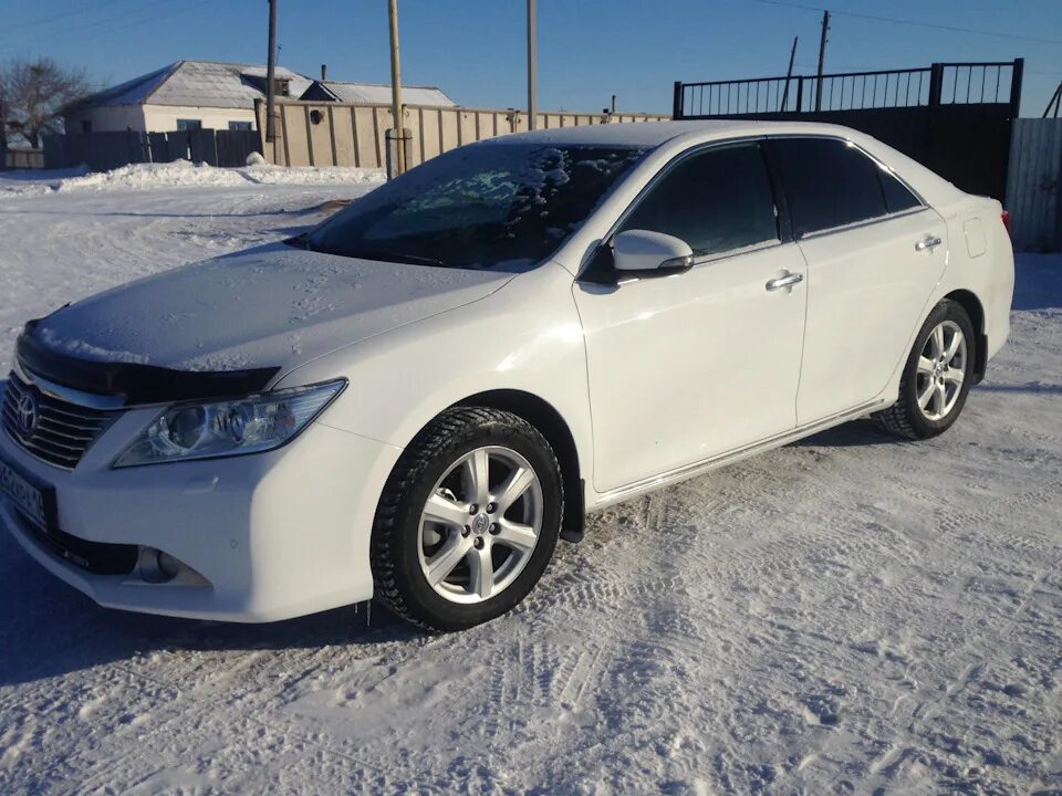 Camry зимой. Toyota camry 2015 белый зимний. тойота камри белая 2015 зимой. тойота камри 2009 года белая. белая camry 50 зима.