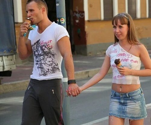 Прогулка в парке подростки. Свидания пикап. Обнимашки сидя. Иностранные пикаперы. Подруги в юбках.