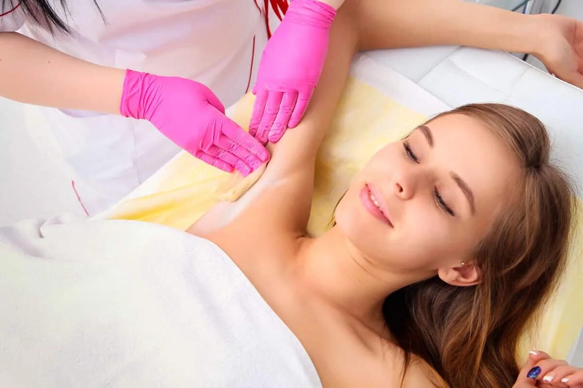 Лазерная эпиляция ног. Шугаринг сахарной пастой. Со скольки лет делать шугаринг. Техника шугаринга глубокого бикини. Со скольки лет делать шугаринг.