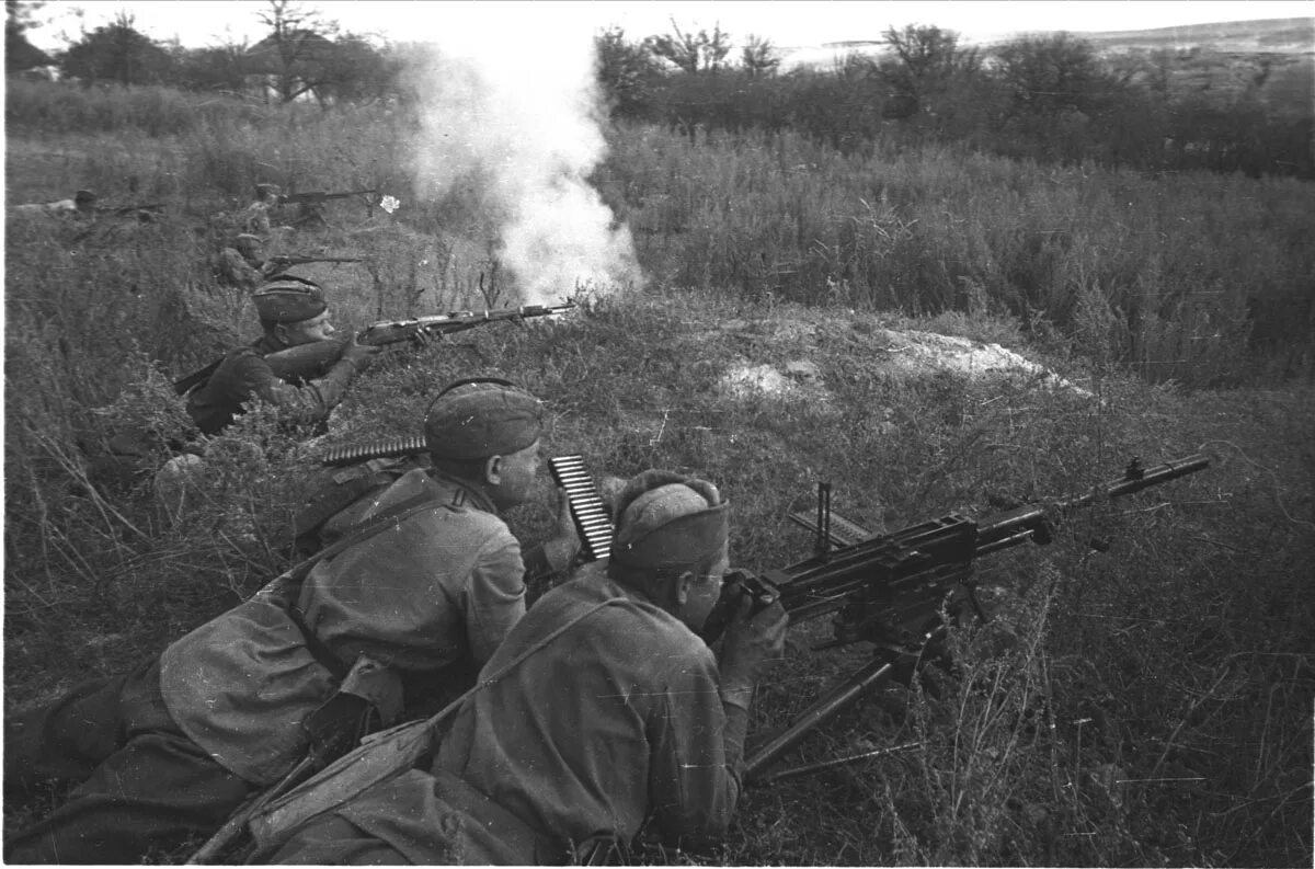 Про велика отечественную войну. Бой 2 мировой войны 1941-1945. Советские солдаты в бою 1941-1945.