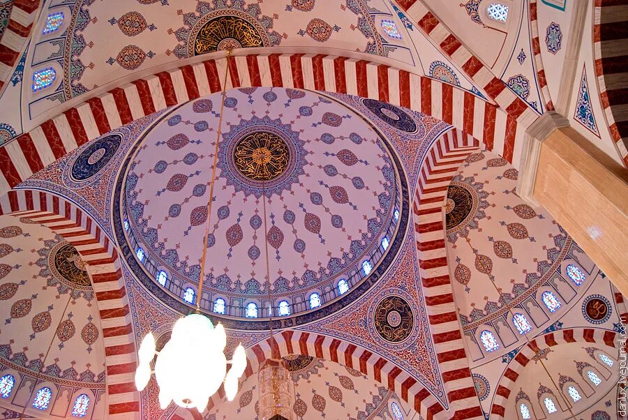 Чем украшают мечети. Михраб сердце Чечни. Московская Соборная мечеть михраб. Мечеть Грозный минарет купол. Михраб в кул Шариф.