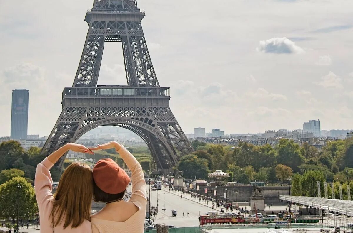 Франция стереотипы. Французские стереотипы. Франция Мем. Я во Франции Мем с девочкой.