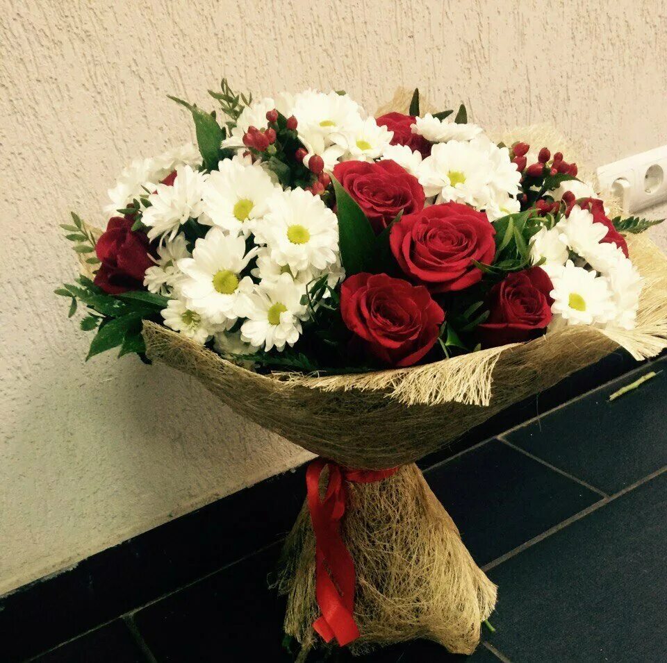 дизайнерские букеты из живых цветов. букет "объёмный". стильные большие букеты. недорогие букеты. букеты из живых цветов.