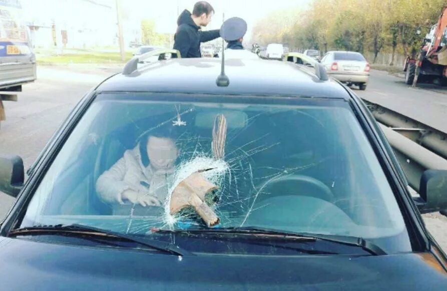 Пробил головой лобовое стекло. Лобовое стекло авто. Арматура в лобовое стекло. В машину прилетела. Лобовое стекло разбито камнем.