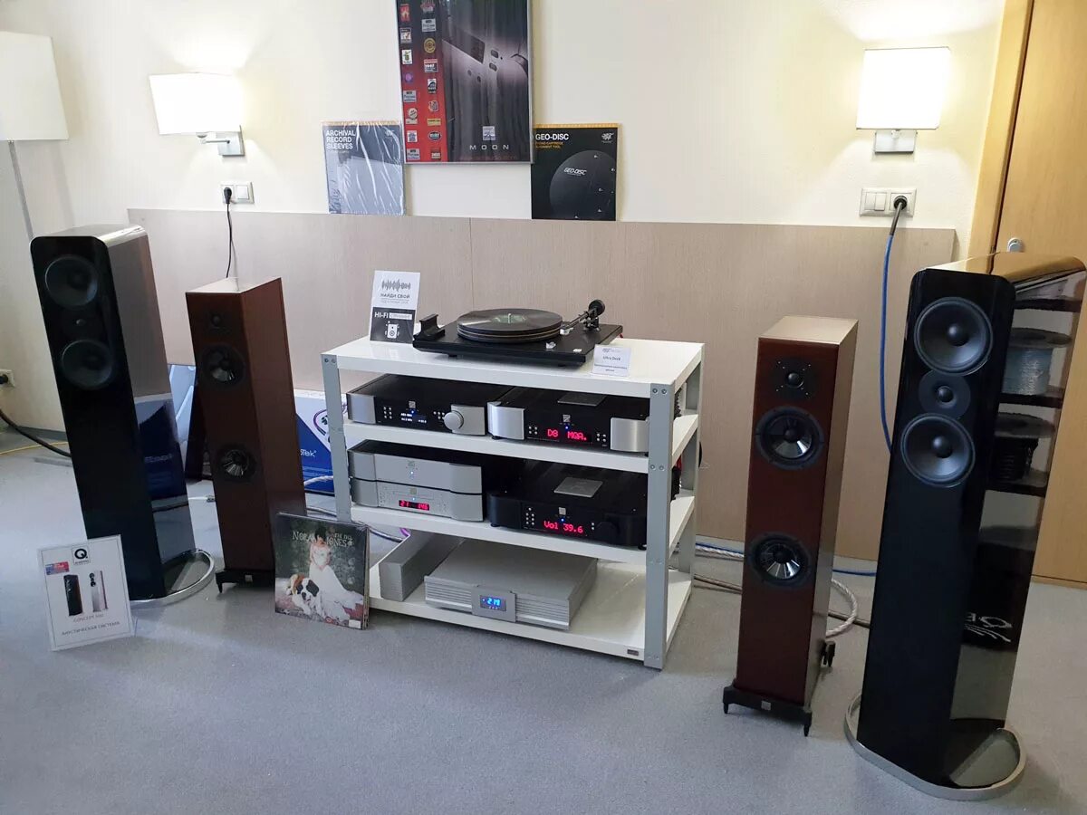 Hi fi high end show. Hi end выставка. Выставки Hi Fi. Hi-end-шоу опен Бафл. Ляпы на выставках Хай энд аппаратуры.