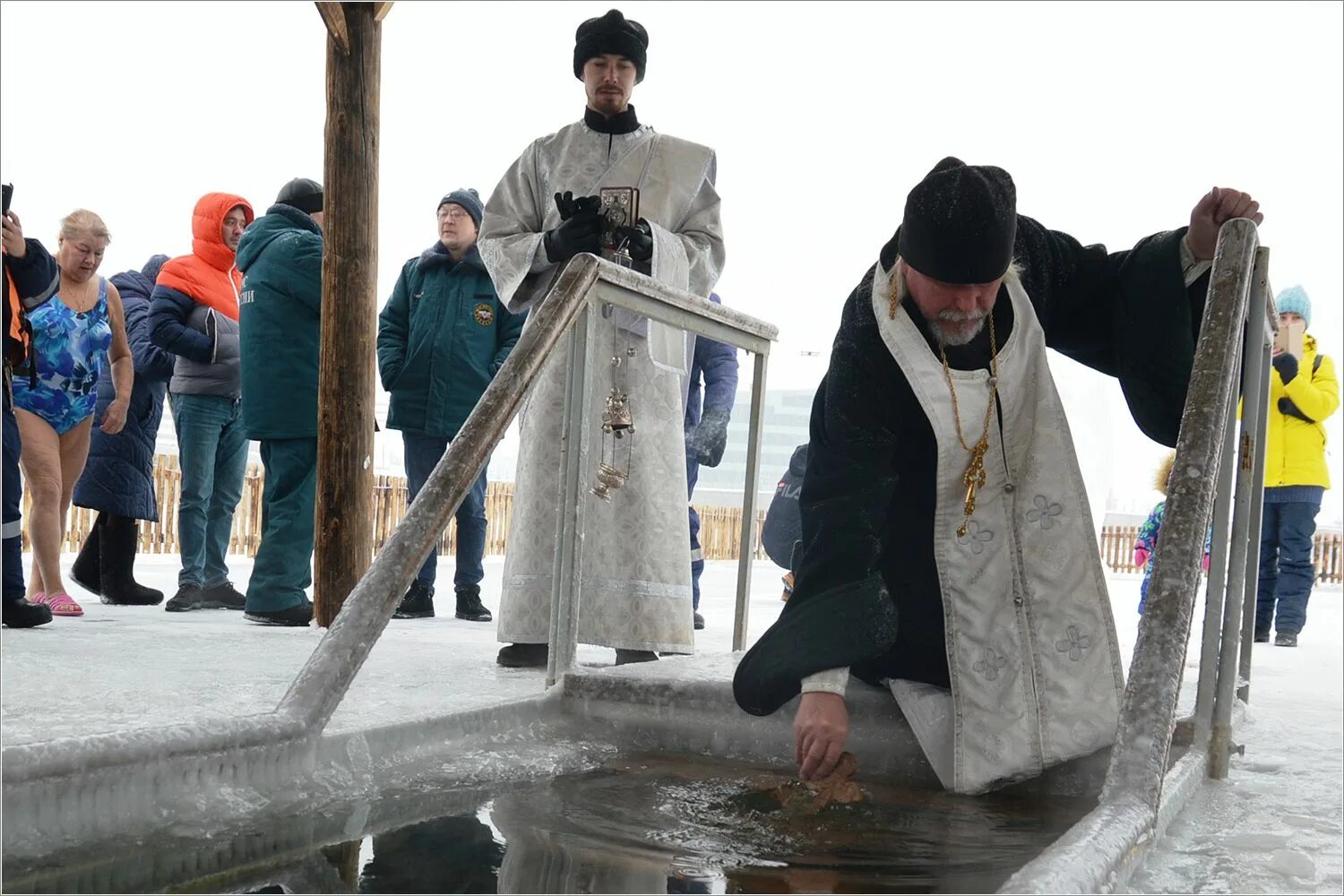 крещение господне купание в проруби. крещенские купания в храме серафима саровского. крещение господне богоявление. крещение господне (богоявление) 19 января 2022 года. купание в проруби на крещение.