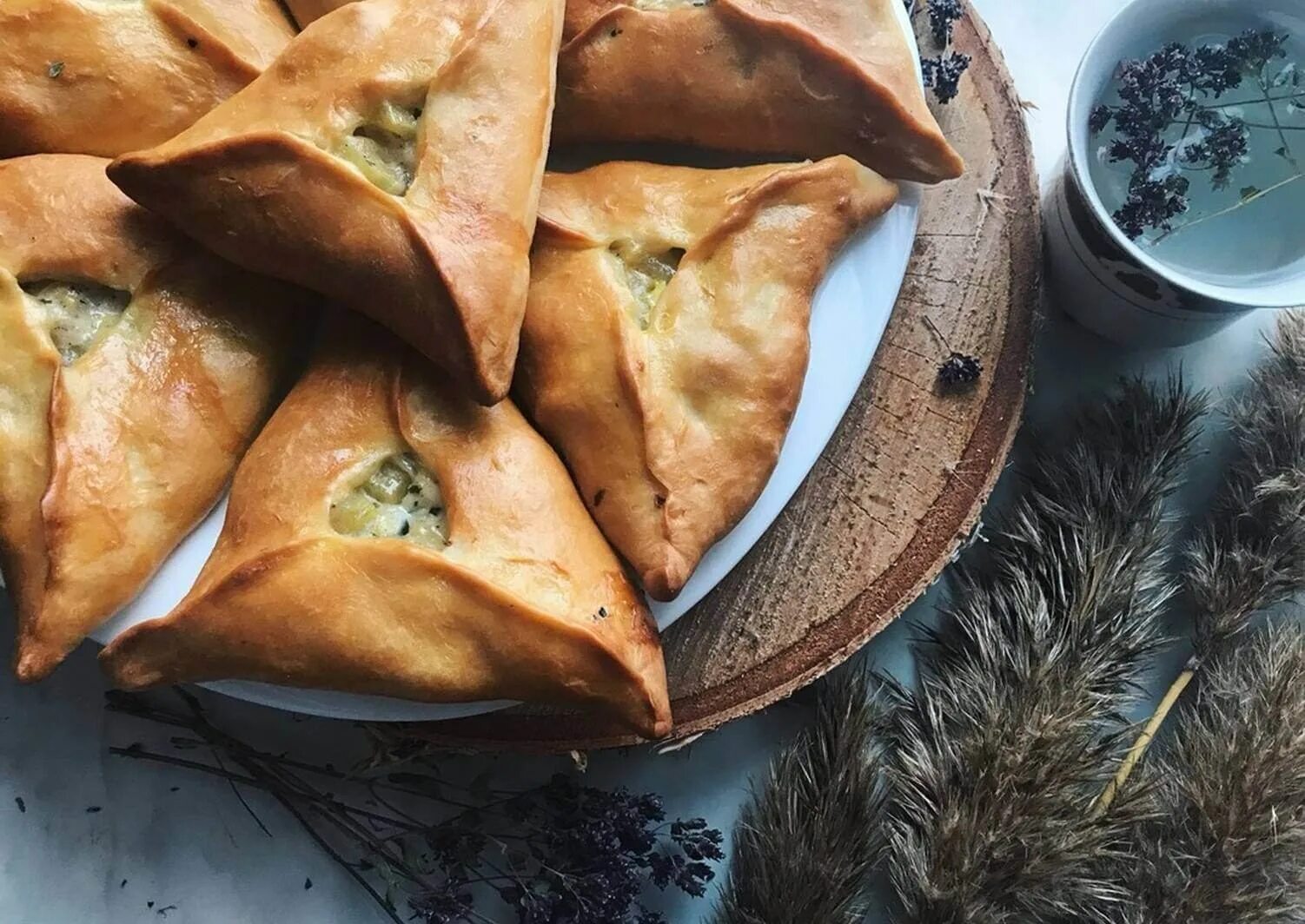 Татарская самса эчпочмак. Национальная Татарская кухня эчпочмак. Татарские пирожки эчпочмак. Треугольник эчпочмак. Тесто для треугольников с мясом и картошкой