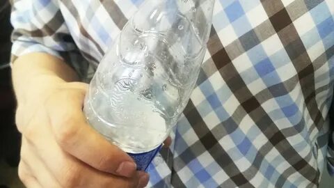 Налейте в пластиковую бутылку