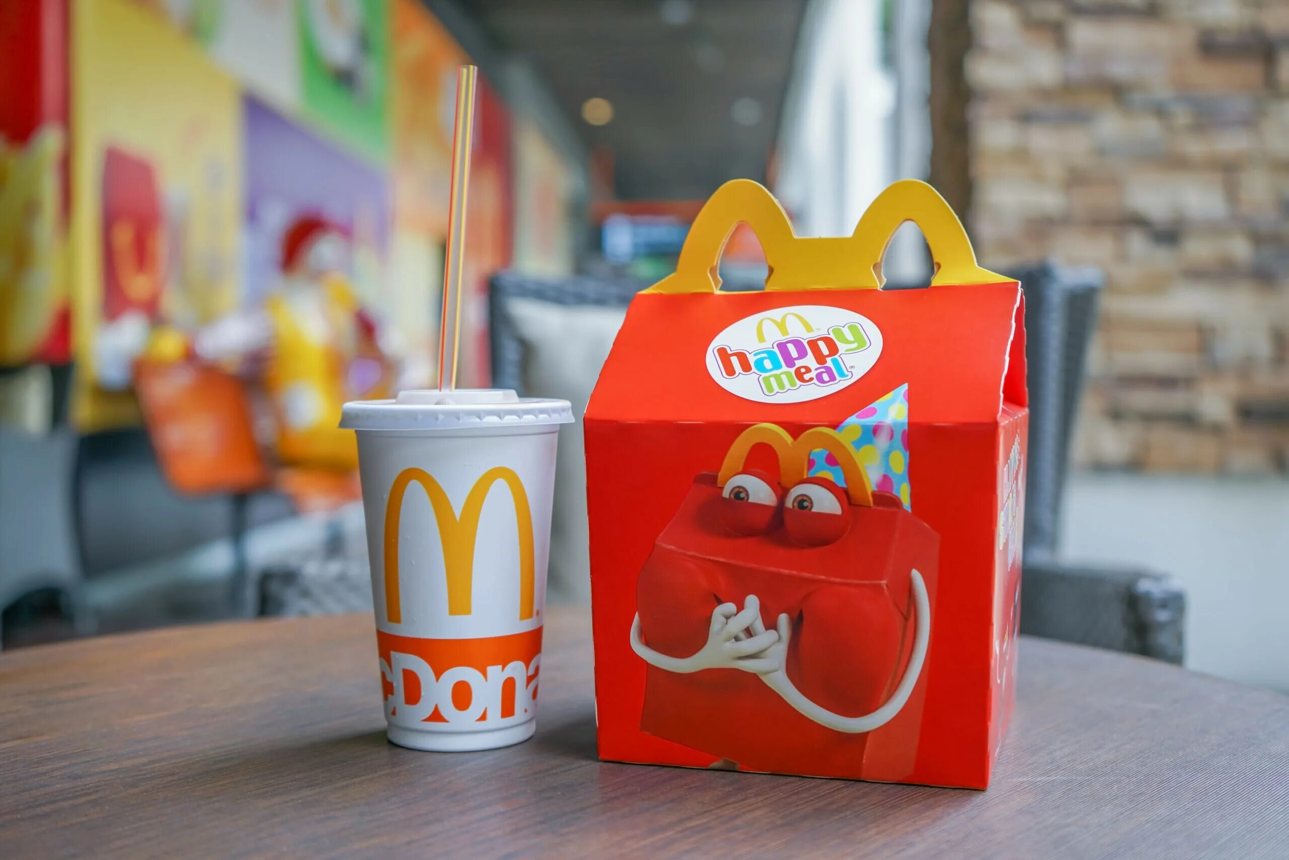 Happy mcdonald s. Mcdonald&#039;s happy meal игрушки. макдональдс хэппи мил коробка. макдональд игрушка хэппи мил. хеппи милы в макдоналдсе.