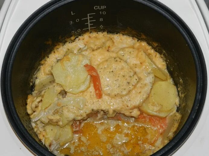 Картошка с мясом в мультиварке редмонд рецепты. Мясо по французски в мультиварке. мясо по-французски в мультиварке с картошкой. свинина по-французски в мультиварке. картошка с мясом и сыром в мультиварке.