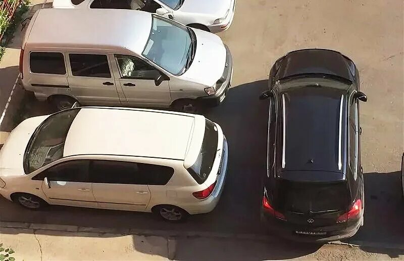 Машина во дворе. Перегораживают машинами двор. Автомобиль заперли на парковке. Заблокировали на парковке. Автомобиль заперли на парковке.