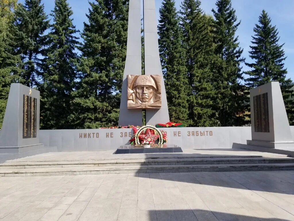 Победа горно алтайск. Парк Победы Горно-Алтайск. Мемориал парк Победы Горно-Алтайск. Республика Алтай Горно-Алтайск парк Победы парк Победы. 9 Мая Горно Алтайск 2021.