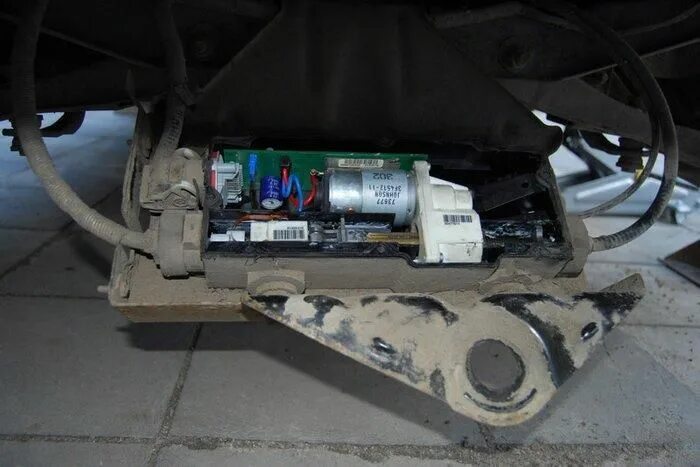 Рено сценик как снять с ручника 8200380442 RENAULT Фиксатор троса стояночного тормоза (мет) купить в интернет-ма