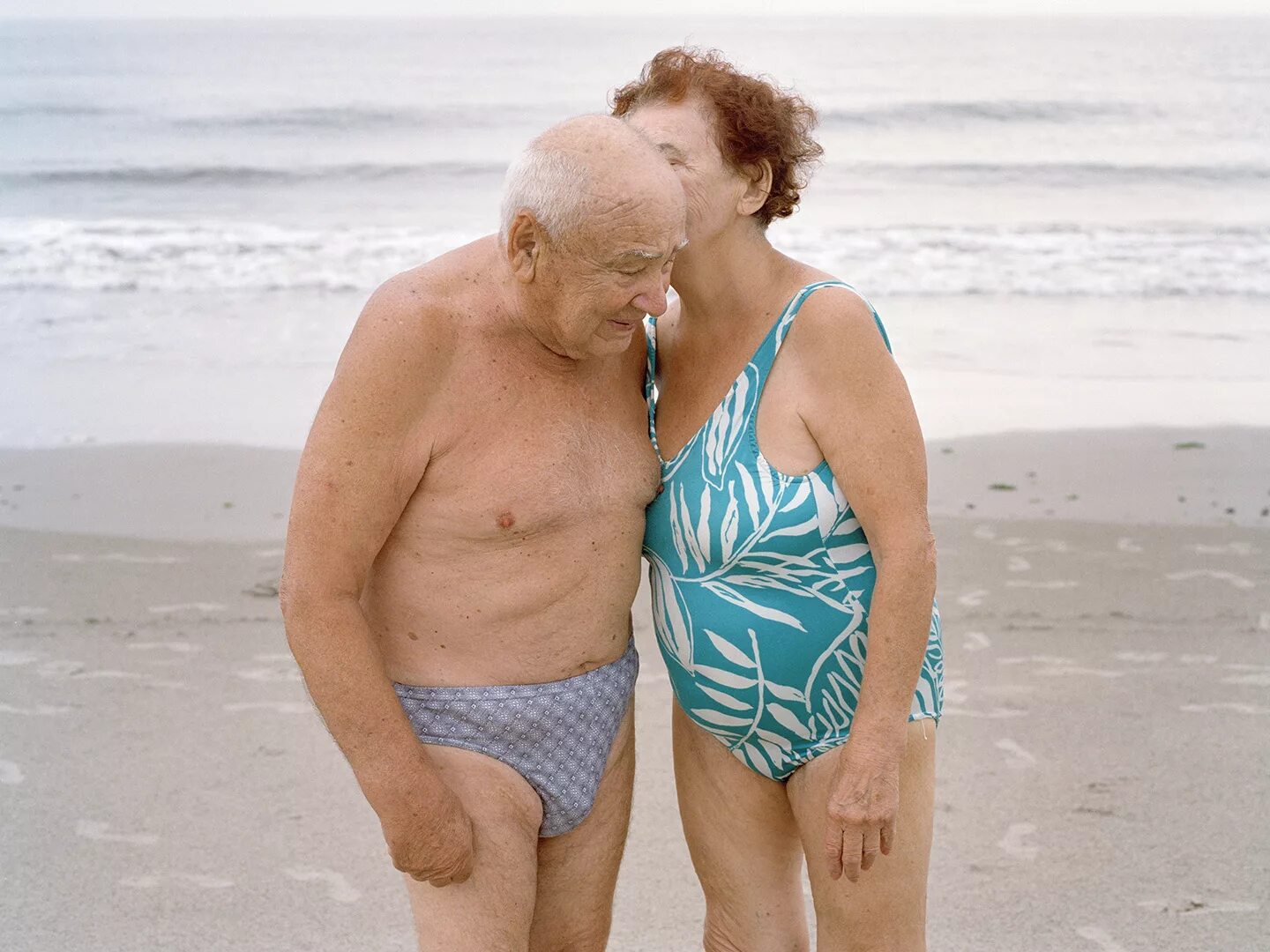 Старики на пляже. Старик и море. Дедушка на пляже. Смешные старики. Пожилые супруги видео