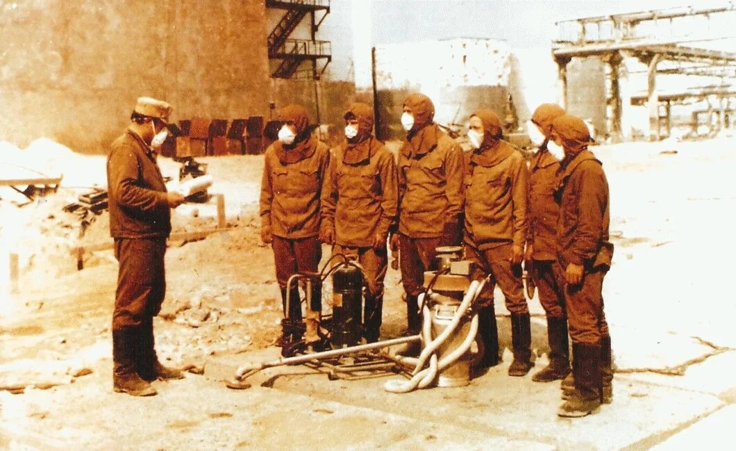 Российские ликвидаторы. Чернобыль пожарные ликвидаторы 1986. солдаты в чернобыле в 1986. солдаты ликвидаторы чаэс.
