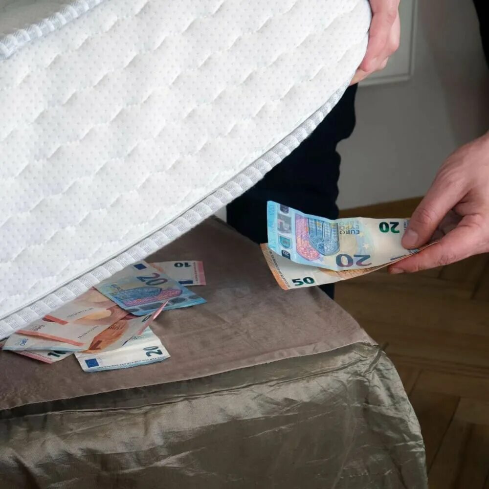 Матрас с деньгами. Сон прятать деньги бумажные. Деньги под кроватью. Женщина прячет деньги. Где прятать деньги.