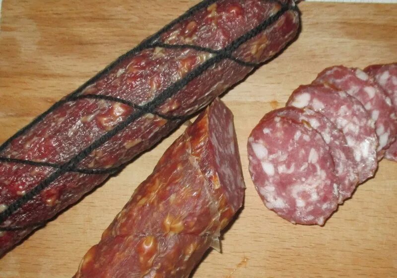 Колбаса зернистая сырокопченая. Сосиски говяжьи коровино. Ассортимент протвинский мясокомбинат. Протвинский мясокомбинат официальный сайт. Тарусская колбаса рублевский.