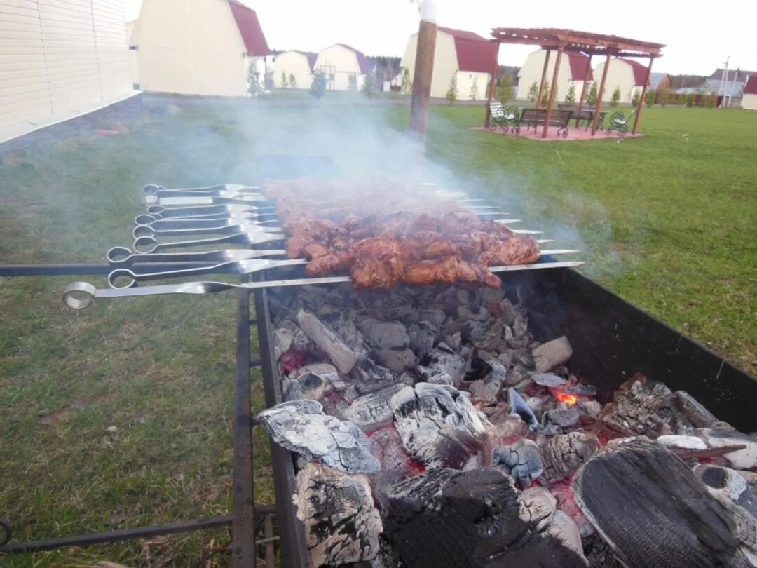 Шашлыки в Подмосковье. Шашлычные зоны Подмосковье. Мангал на турбазе. Шашлыки под окнами. Шашлык подмосковье