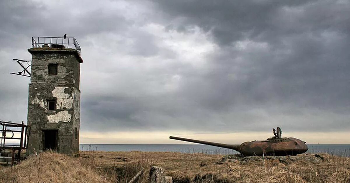 Острове во время второй. Матуа остров на Курилах. Маяк на острове Шумшу. Остров Шумшу Курильские острова. Маяк на острове Кунашир.