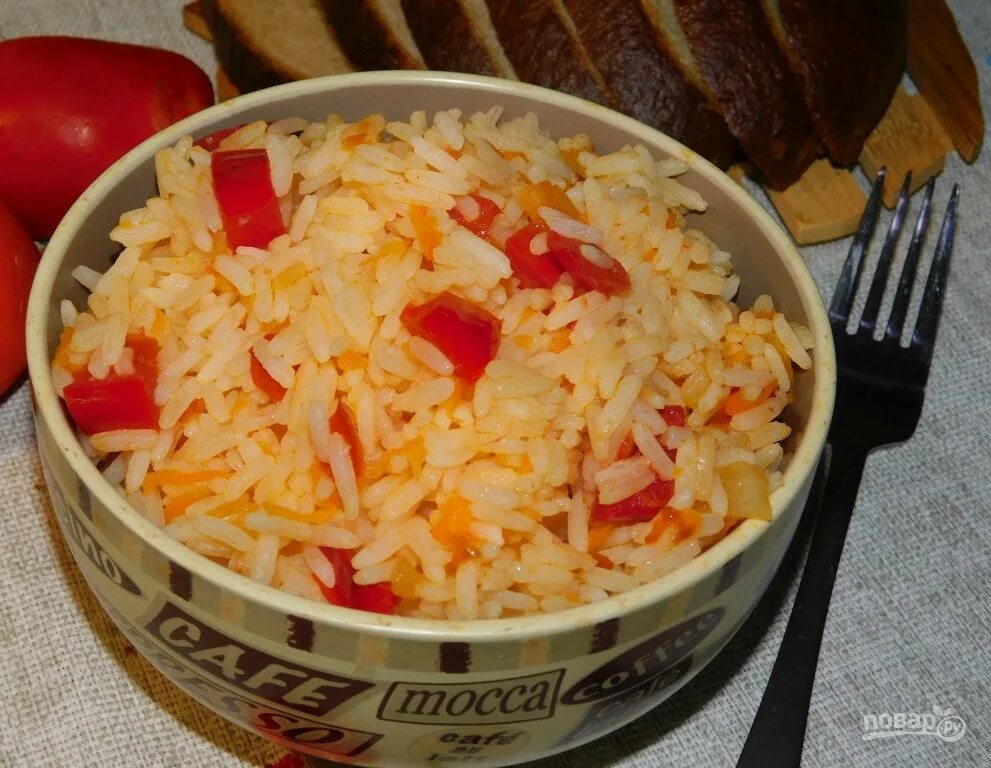 Рецепт рис помидор морковь лук. Рис с томатами. Рис с томатами на гарнир. Рис в томате с морковкой. Рис с помидорами и луком.