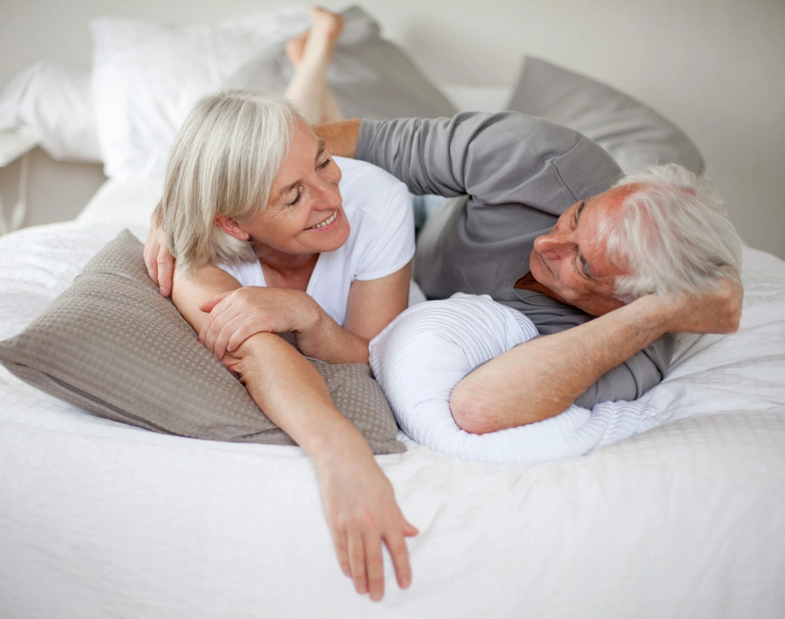 пожилая пара в постели. возрастные пары в постели. пожилая пара в постели. пожилые женщины в постели. пожилые женщины в постели.