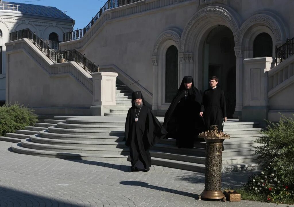 Вечерняя служба в монастыре. Духовенство Сретенского монастыря в Москве. Дионисий послушник монастыря Сретенский монастырь. Секция монашествующих Сретенский монастырь.