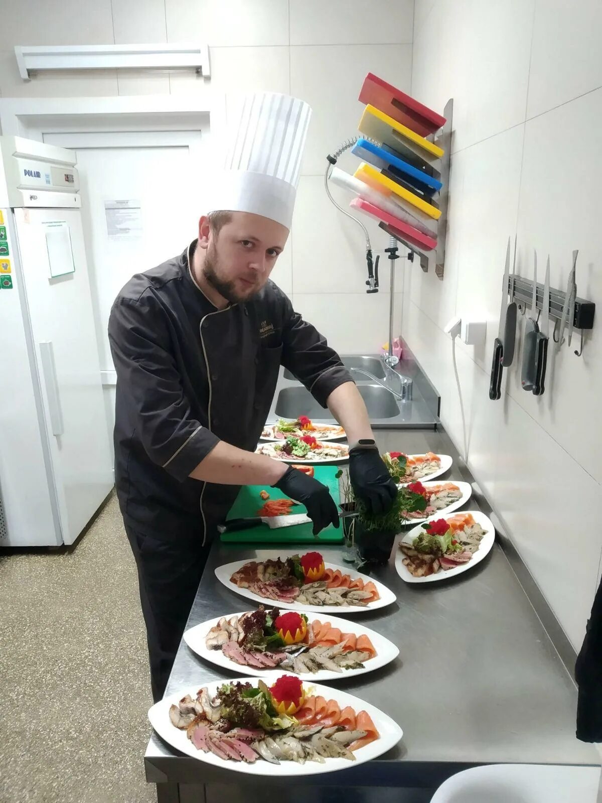 Работа повар в южный. Профессия повар кондитер. Повар на кухне. Шеф повар ресторана. Работа повар в южный.