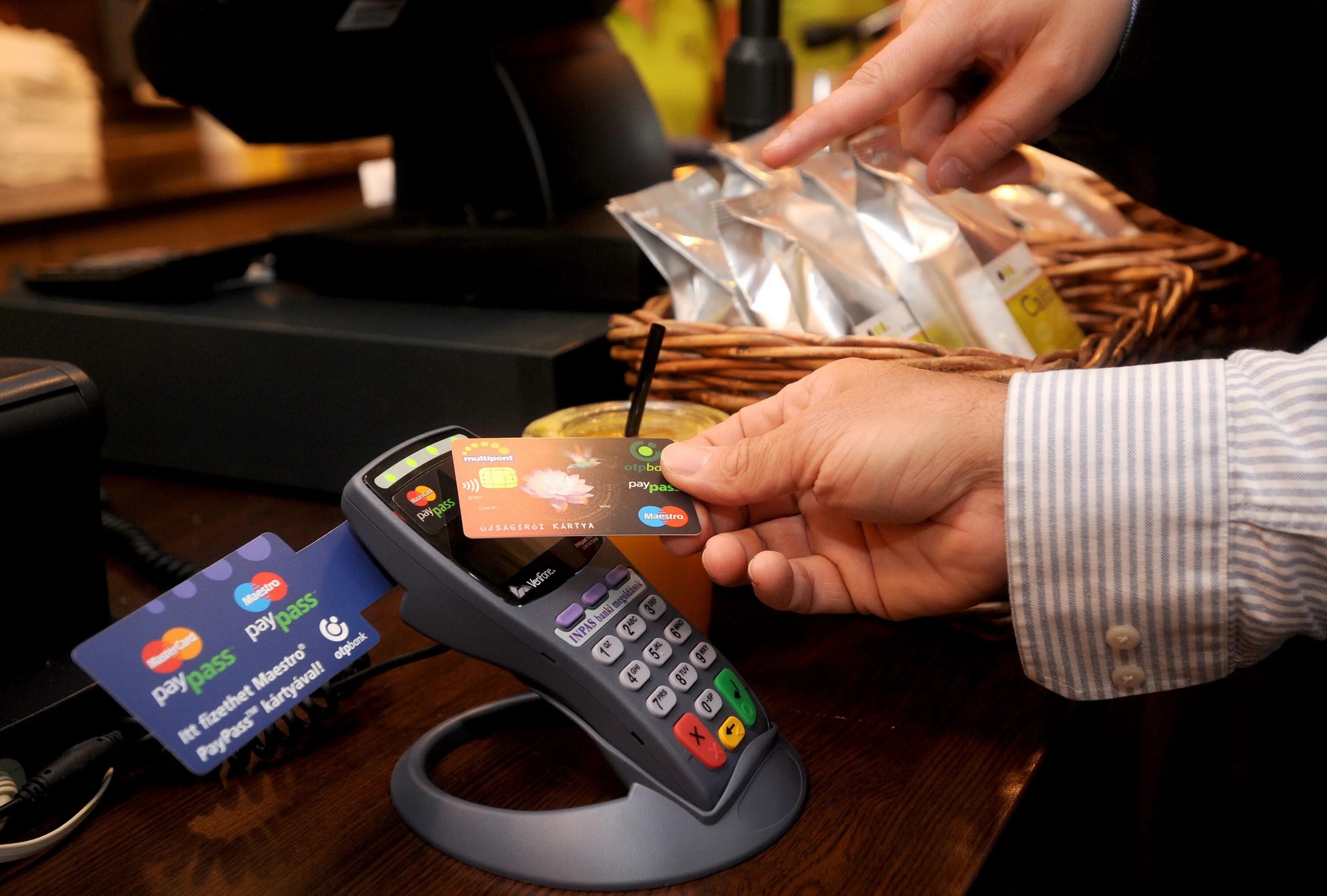 Безналичные платежи. Наличные деньги. Покупатель с деньгами. Карточка банковская оплата. Наличные с покупкой.